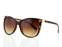 Load image into Gallery viewer, Vintage Classic Womans Sunglasses