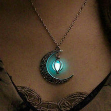Load image into Gallery viewer, Cresent moon Pendant
